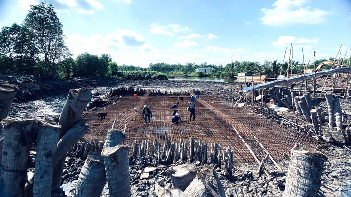 Công nhân các nhà thầu miệt mài lao động trên công trường Công trình “Xuất tuyến 4 mạch đường dây 110kV Trạm 220kV Năm Căn” trong ngày 1/1/2026.