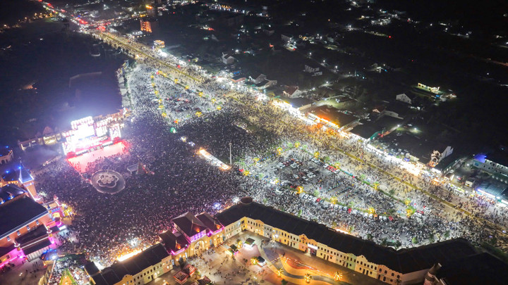 Không khí countdown 2026 rực rỡ ánh sáng tại các trung tâm lễ hội 'họ Vin' - 2