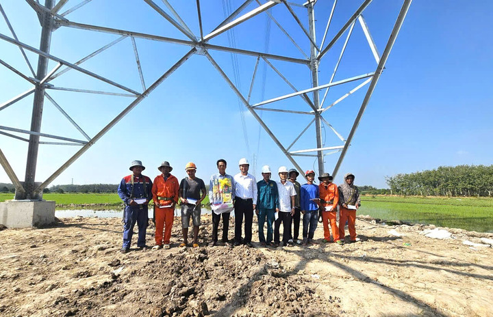 Thành viên HĐTV Lê Hoàng Oanh tặng quà động viên người lao động làm việc xuyên Tết trên công trình Xây dựng mới tuyến dây đấu nối trạm 110kV Phước Đông 5&6 (220kV Tây Ninh 2) – 220kV Phước Đông, 2 mạch, tỉnh Tây Ninh.