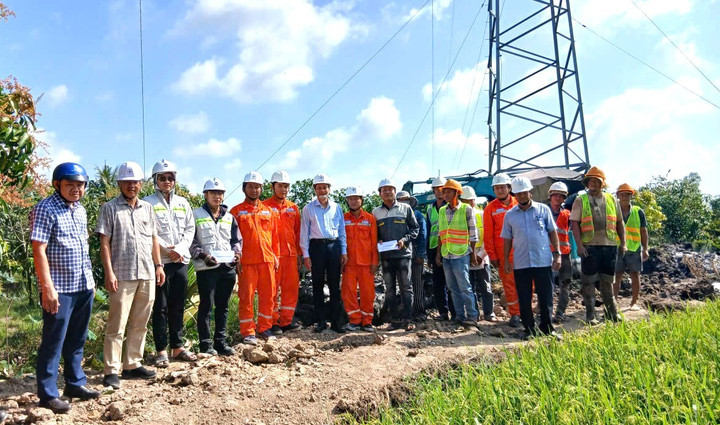 Ông Bành Đức Hoài – Thành viên HĐTV EVNSPC - tặng quà người lao động làm việc xuyên Tết Dương lịch tại Dự án Cải tạo, nâng tiết diện đường dây 110kV trạm 220kV Cao Lãnh - Tháp Mười, tỉnh Đồng Tháp.