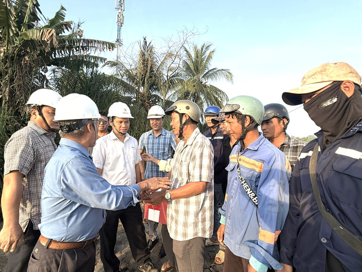 Ông Bùi Quốc Hoan - Phó Tổng Giám đốc EVNSPC - nghe nhà thầu thi công Dự án Đường dây 110kV Trạm 220kV Thốt Nốt – Trạm 110kV Thới Lai (TP Cần Thơ) báo cáo về phương án thi công dịp Tết Dương lịch.