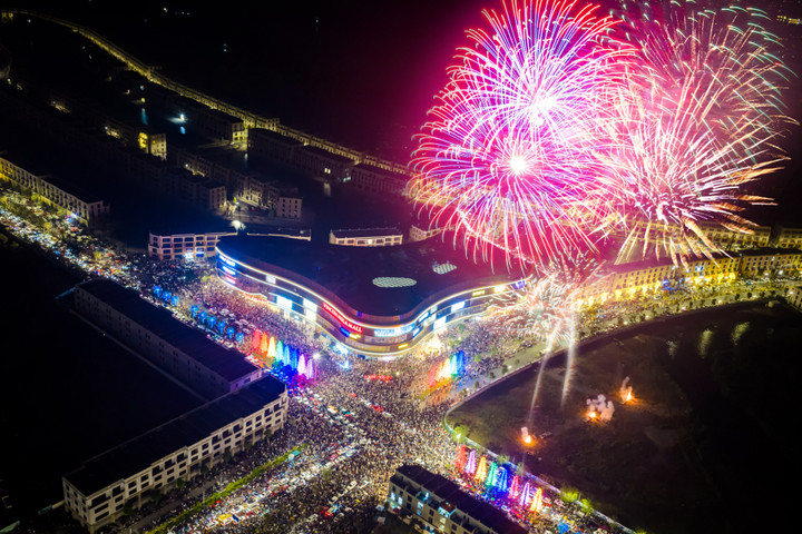 Không khí countdown 2026 rực rỡ ánh sáng tại các trung tâm lễ hội 'họ Vin' - 3