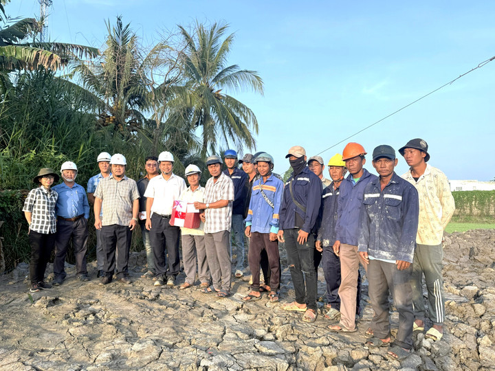 Ông Đào Hòa Bình – Phó Tổng Giám đốc EVNSPC - tặng quà động viên người lao động làm việc xuyên Tết trong ngày 1/1/2026 tại Dự án "Cải tạo nâng tiết diện đường dây 110kV Đa Nhim - trạm 220kV Tháp Chàm", tỉnh Lâm Đồng.