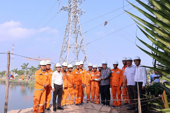 Phó Tổng Giám đốc EVNSPC Đoàn Đức Hưng kiểm tra và động viên người lao động thi công xuyên Tết trên công trình Đường dây 110kV Ba Tri – Bình Thạnh và kéo dây mạch 02, tỉnh Vĩnh Long.