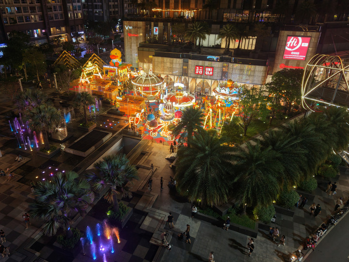 Không khí countdown 2026 rực rỡ ánh sáng tại các trung tâm lễ hội 'họ Vin' - 4