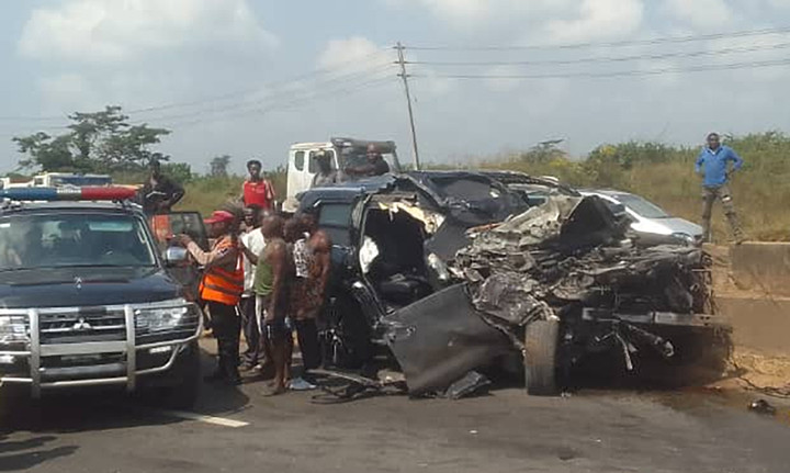 Chiếc xe chở Anthony Joshua nát vụn một phần.