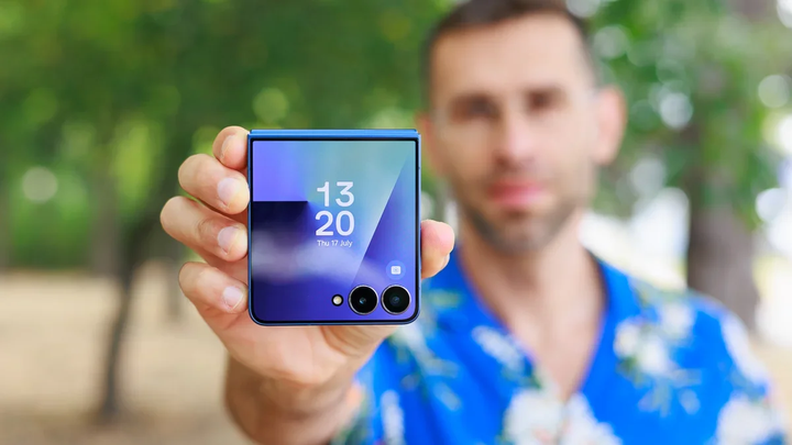 Galaxy Z Flip 7 dùng làm mốc so sánh trọng lượng với tin đồn Galaxy Z Flip 8. (Nguồn: PhoneArena)