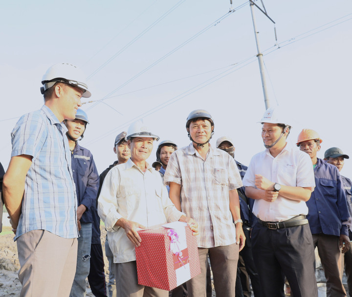 Phó Tổng Giám đốc EVNSPC Bùi Quốc Hoan (áo trắng) sâu sát các dự án trên địa bàn TP Cần Thơ trong những ngày cuối năm 2025.