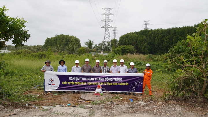 Các công trình chạy đua, kịp hoàn thành đóng điện trước thềm năm 2026. Trong ảnh: Phó Tổng giám đốc EVNSPC Lâm Xuân Tuấn (thứ 4 từ trái sang) cùng tổ nghiệm thu đóng điện công trình Xuất tuyến đường dây 110kV mạch kép từ trạm 220kV Năm Căn.