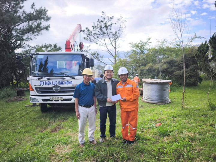 Phó Tổng Giám đốc EVNSPC Đào Hòa Bình (giữa) động viên lực lượng công nhân tham gia “tiếp sức” để kịp tiến độ của các dự án điện.