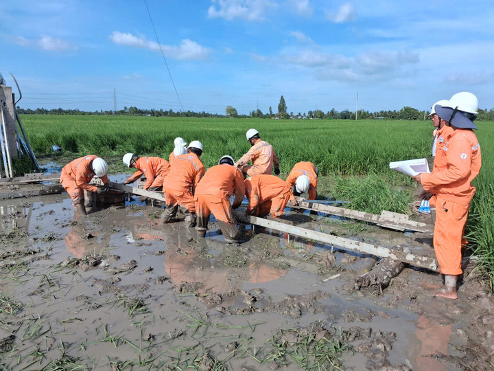 Lực lượng công nhân EVNSPC được điều động chi viện cho các công trình đầu tư xây dựng vào những ngày cuối năm 2025, để đưa các dự án kịp về đích đúng tiến độ.