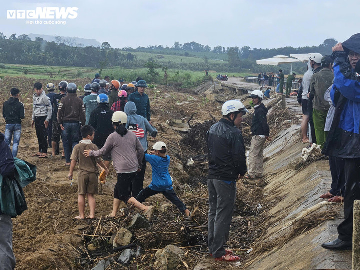 Khoảng 9h30 cùng ngày, tại xã Sơn Thành, ông Bùi Xuân V. (sinh năm 1961) cùng vợ là bà Lê Thị T. (cùng tuổi chồng) và ông Đỗ Xuân H. (sinh năm 1963) cùng vợ là bà Nguyễn Thị Kim L. (sinh năm 1967) đang trồng keo con thì gặp mưa.