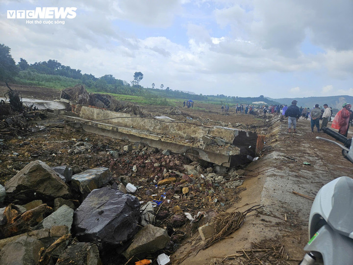 Qua trận lũ vừa qua, khu vực bờ kè sông Ba qua thôn Lạc Mỹ bị hư hỏng nghiêm trọng, địa phương đang lên phương án sửa chữa.