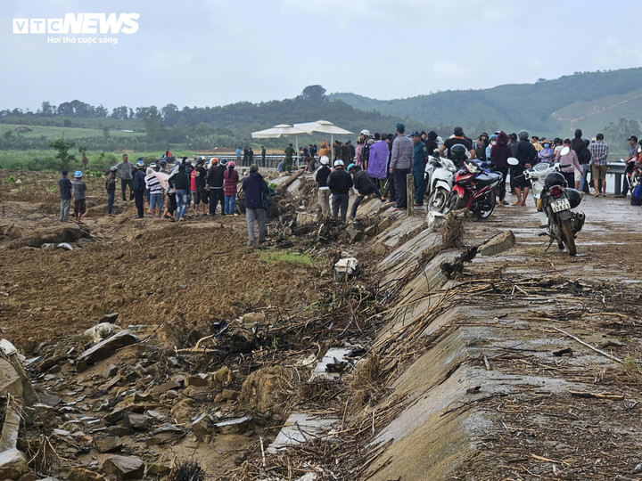 Trong lúc họ trú mưa dưới mảng bê tông bờ kè (hầm ếch) thuộc tuyến đường trong thôn, mảng bê tông đổ sập, vùi lấp cả 4 người bên trong, khiến họ chết tại chỗ.