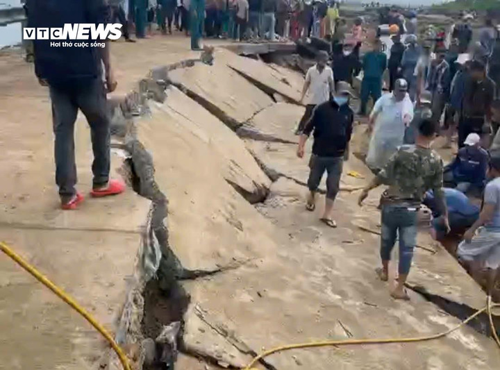 Nhận được tin báo, cơ quan chức năng cùng người dân đem công cụ hỗ trợ đến đưa thi thể các nạn nhân ra ngoài.