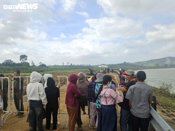 Trưa 2/1, Cơ quan CSĐT Công an tỉnh Đắk Lắk khám nghiệm hiện trường, điều tra nguyên nhân vụ sập bờ kè khiến 4 người thiệt mạng.