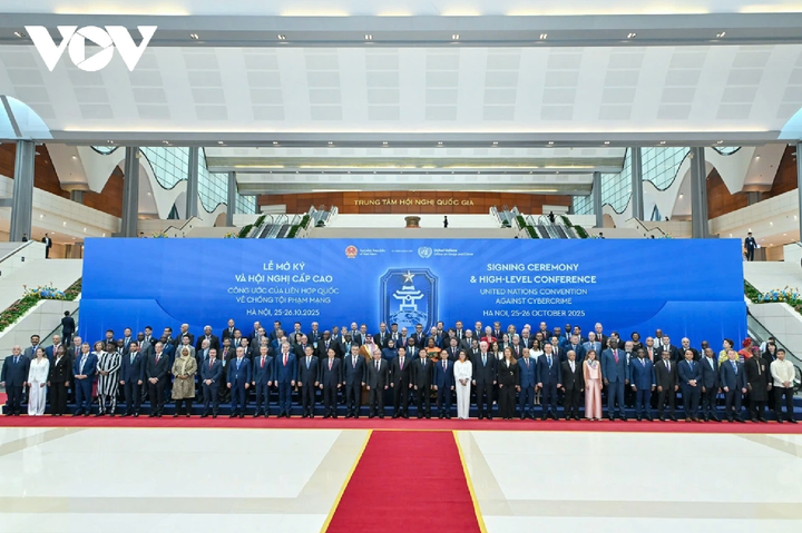 Chủ tịch nước Lương Cường, Tổng Thư ký Liên hợp quốc Antonio Guterres và các đại biểu tại Lễ mở ký Công ước Hà Nội.