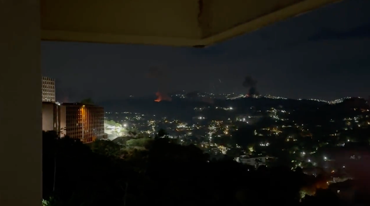 Cột khói lớn bốc lên từ phía thủ đô Venezuela. (Ảnh chụp màn hình)