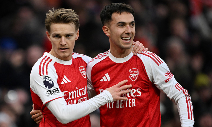 Arsenal đứng đầu bảng xếp hạng giải ngoại hạng anh trước vòng 20. (Ảnh: Reuters)