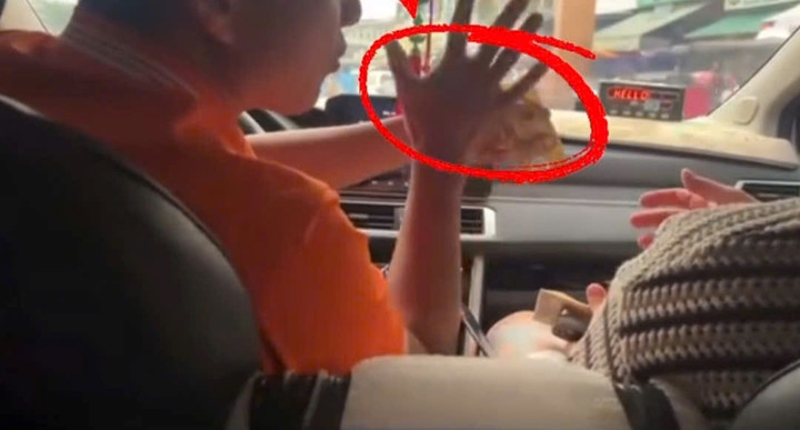 Tài xế bị khách du lịch tố "tráo tiền" của du khách.