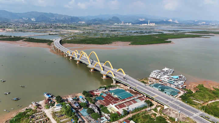 Để thúc đẩy không gian đô thị về phía Bắc, trong đó có Khu Trung tâm hành chính mới, tỉnh Quảng Ninh đã xây dựng cây cầu Bình Minh và Tình Yên bắc qua Vịnh Cửa Lục.