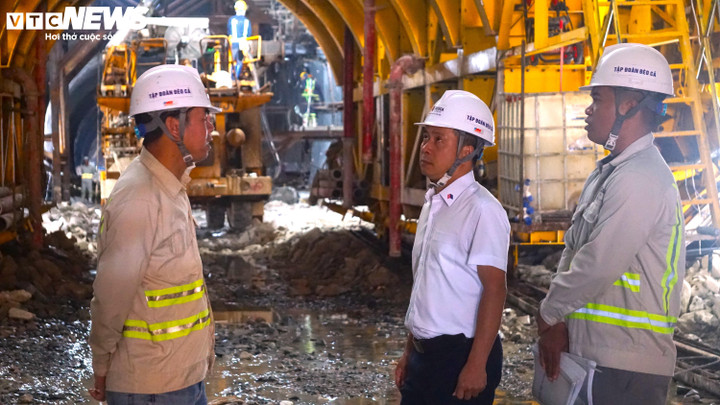 Theo ông Ngô Hữu Khoa – Giám đốc Ban Điều hành Gói thầu XL01, sau hơn 2 năm mở cửa hầm, quá trình thi công gặp nhiều khó khăn do điều kiện địa chất phức tạp, nước ngầm lớn, tiềm ẩn rủi ro cao.