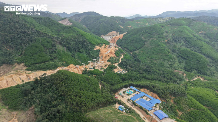 Hầm Phượng Hoàng là hạng mục quan trọng và dài nhất trên tuyến cao tốc Khánh Hòa – Buôn Ma Thuột, với chiều dài 1,7 km. Công trình thuộc Gói thầu XL01 (Dự án thành phần 2), do Công ty CP Tập đoàn Đèo Cả thi công, được xem là “trái tim” của đoạn tuyến vượt qua địa hình phức tạp bậc nhất giữa núi rừng Tây Nguyên.