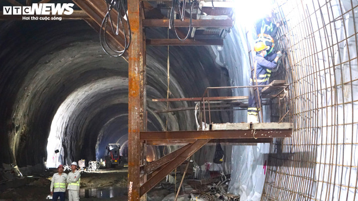 Gần 600 kỹ sư, công nhân cùng khoảng 180 thiết bị chuyên dụng làm việc liên tục ngày đêm, quyết tâm đẩy nhanh tiến độ dự án trọng điểm quốc gia.