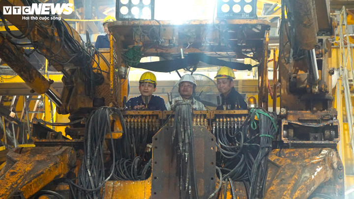 Hơn 12 mũi thi công đang đồng loạt triển khai các hạng mục bê tông, hạ nền, vòm ngược.