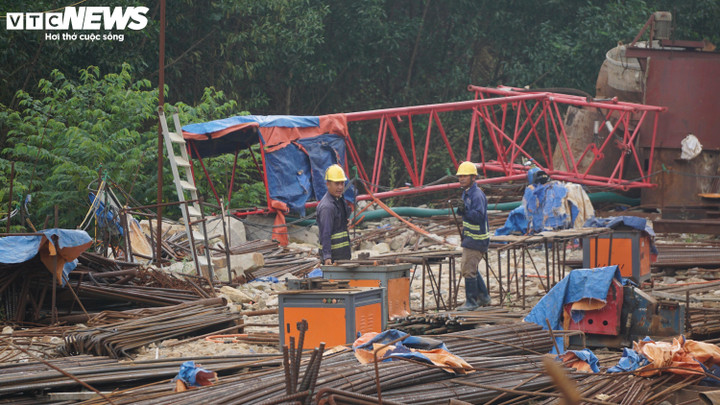 Ông Khoa cho rằng, hướng đào từ Buôn Ma Thuột về Khánh Hòa có độ dốc lớn, lưu lượng nước chảy qua hầm dao động từ 0,7 – 1,2 m³/giây. Trong giai đoạn đào hơn 1 km, đơn vị thi công phải bố trí tới 11 trạm bơm trung chuyển, khiến tiến độ thông hầm chậm hơn so với kế hoạch ban đầu.