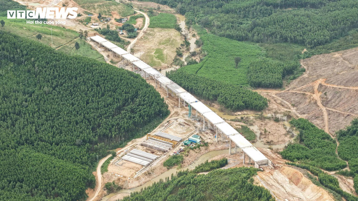 “Tuy vậy, nhờ áp dụng công nghệ thi công tiên tiến cùng kinh nghiệm quản lý rủi ro, dự án vẫn đảm bảo tiến độ tổng thể. Nhiều cán bộ, công nhân xa quê dù rất mong được sum vầy dịp Tết nhưng vẫn sẵn sàng ở lại công trường vì mục tiêu chung của công trình”, ông Khoa cho biết.