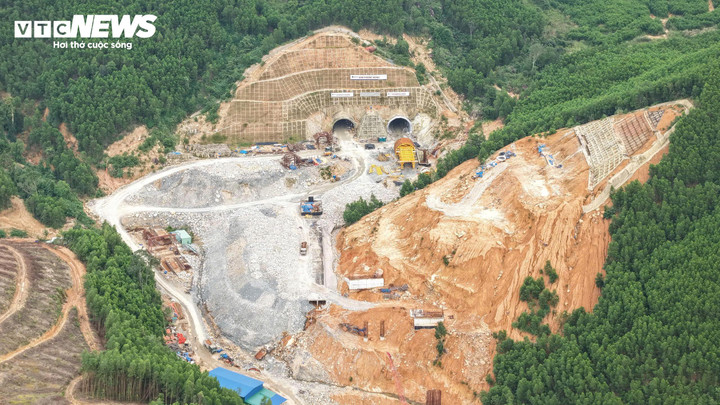 Gói thầu XL01 có tổng chiều dài 11 km (từ Km32+000 đến Km43+000), tổng giá trị đầu tư hơn 3.083 tỷ đồng. Trên tuyến, ngoài phần đường, còn có hầm Phượng Hoàng dài 1,7 km và 10 cây cầu, tạo nên hệ thống hạ tầng đồng bộ, có vai trò then chốt trong việc kết nối duyên hải Nam Trung Bộ với khu vực Tây Nguyên.