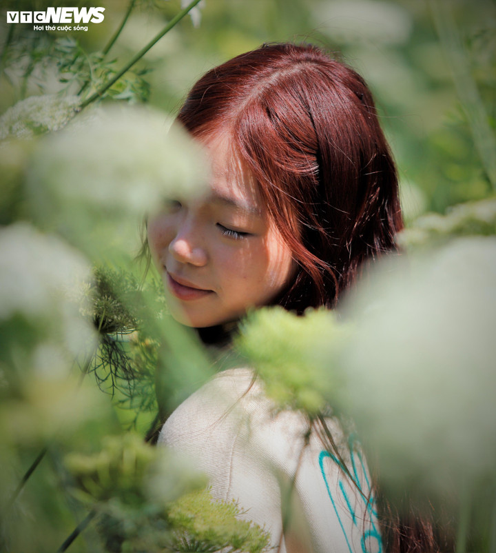 "Hôm nay em thật sự may mắn khi lần đầu tiên trong đời được chiêm ngưỡng và check-in được vườn hoa Cà Rốt tại thôn Đá Quý (Xã Xuân Thọ). Những luống hoa cao ngang đầu, trắng muốt nhẹ nhàng là điều kiện lý tưởng để em và các bạn có những bức ảnh và video đẹp", Ngọc Anh chia sẻ.