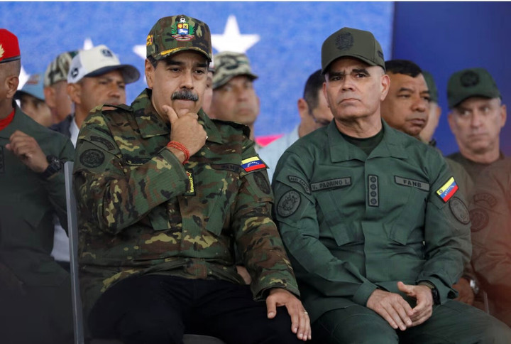 Tổng thống Maduro (trái) và Bộ trưởng Quốc phòng Venezuela.