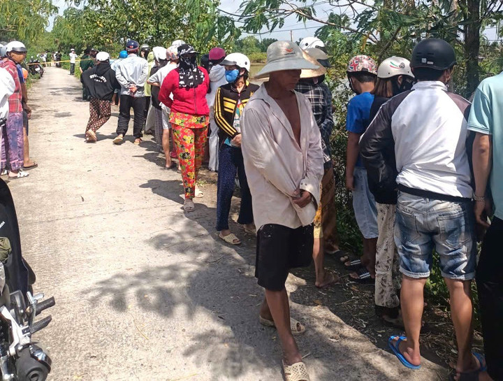 Người dân tập trung tại đầm tôm nơi phát thi thể.