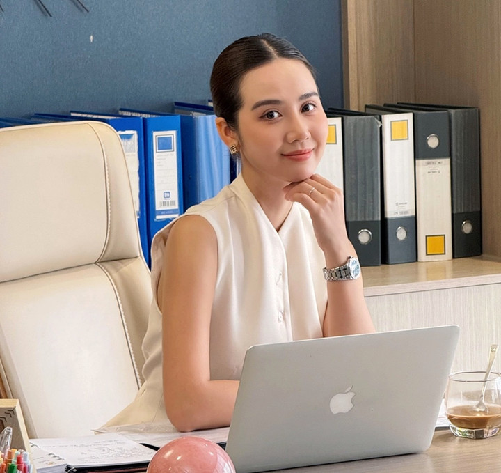 Diễn viên Phan Minh Huyền (Huyền Lizzie) đang nhận được nhiều tình cảm của khán giả trong bộ phim giờ vàng "Cách em 1 milimet" trên sóng VTV.