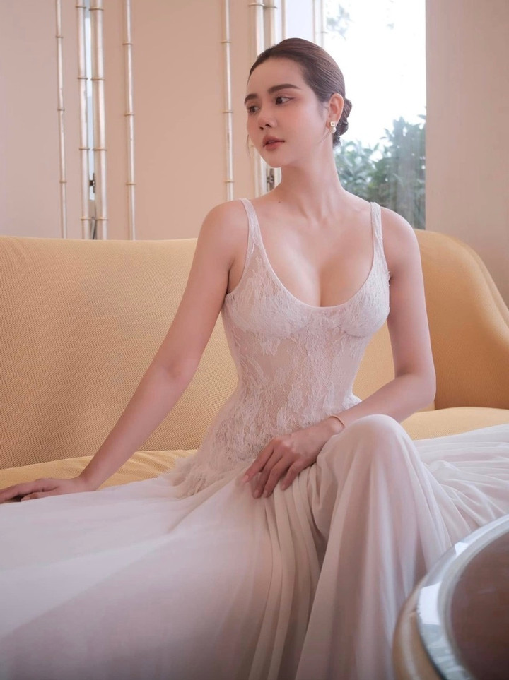 Khác với phong cách thời trang kín đáo trên phim, Huyền Lizzie ngoài đời chuộng gu ăn mặc gợi cảm, nữ tính.