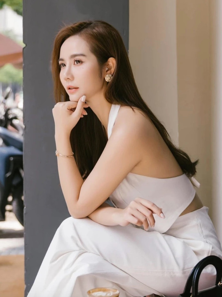 Cô tâm sự, bản thân đã mua nhà để bố mẹ yên tâm rằng mình ổn định sự nghiệp. “Dù thiếu một mảnh ghép trong cuộc đời, nhưng tôi thành công trong công việc và luôn sẵn sàng báo hiếu bố mẹ bất cứ lúc nào", Huyền Lizzie nói thêm.