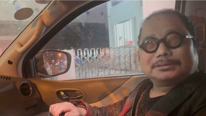 Nghệ sĩ Trần Mạnh Tuấn đăng kèm hình ảnh có mặt tại địa điểm biểu diễn lúc 18h07 ngày 28/12, trong trang phục biểu diễn, sẵn sàng lên sân khấu.