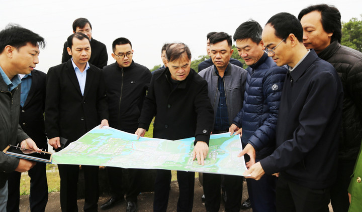 Ông Bùi Văn Khắng, Chủ tịch UBND tỉnh Quảng Ninh kiểm tra sơ đồ quy hoạch Khu Trung tâm hành chính mới của tỉnh đặt tại xã Thống Nhất.