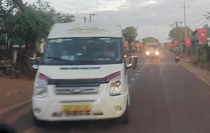 2 xe khách đối diện có hành vi tạt đầu, chặn xe có camera.