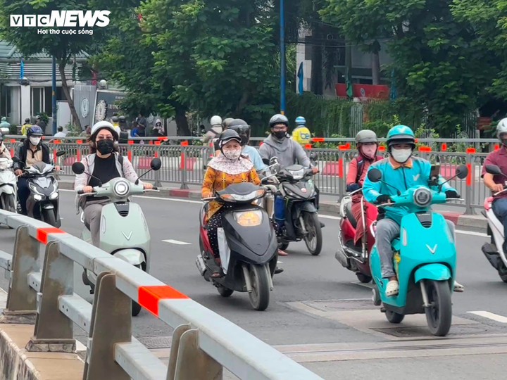 Tại TP.HCM, nhiều người dân, tài xế công nghệ đã chọn xe điện là phương tiện di chuyển. (Ảnh: Mạnh Hùng)