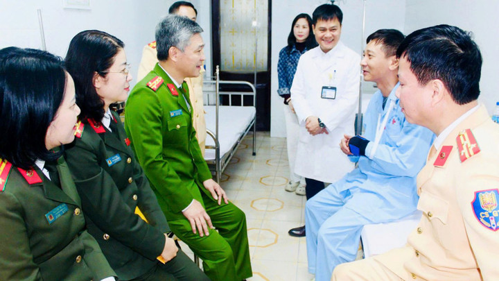 Lãnh đạo Công an tỉnh Thanh Hóa thăm hỏi, động viên Đại úy Đỗ Quốc Dũng. (Ảnh: Công an Thanh Hóa)