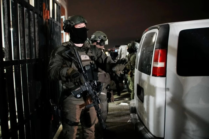 Các nhân viên thuộc Bộ Tư pháp Mỹ đứng gác bên ngoài trại giam Metropolitan ở Brooklyn, New York, Mỹ, trong ngày 3/1, khi ông Maduro được áp giải tới đây. (Ảnh: Reuters)