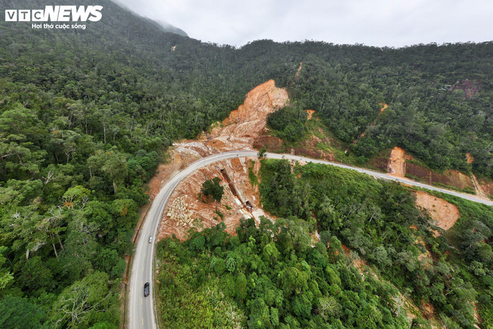 Dọc theo nhiều đoạn cua gấp, xuất hiện những dải đất trơ trọi kéo dài từ đỉnh xuống mặt đường. Đó là các vệt trượt do sạt lở để lại. Lớp đất, đá và thảm thực vật đã bị bóc khỏi sườn núi, tạo thành những “vệt núi chảy” dễ nhận thấy bằng mắt thường, khiến bất cứ ai đi qua cũng rùng mình, nơm nớp lo sợ.