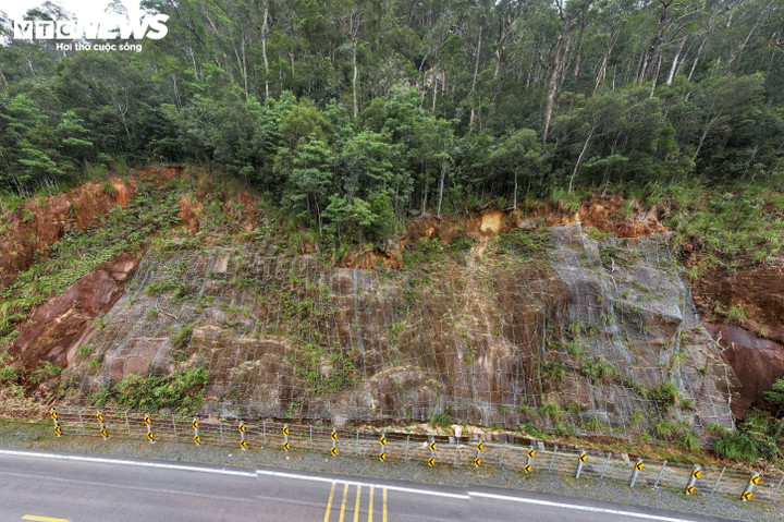 Một số điểm sạt lở trước đó trên đèo Khánh Lê được gia cố lưới bảo vệ, tuy nhiên lại xuất hiện các vết lở mới vượt tầm gia cố sau cơn bão lũ.