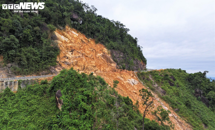Theo ghi nhận của Báo Điện tử VTC News, nhiều vệt nằm ở vị trí dốc đứng, phía trên là taluy cao, phía dưới là mặt đường khiến khu vực này tiếp tục được xếp vào nhóm có nguy cơ cao về sạt lở khi có mưa.