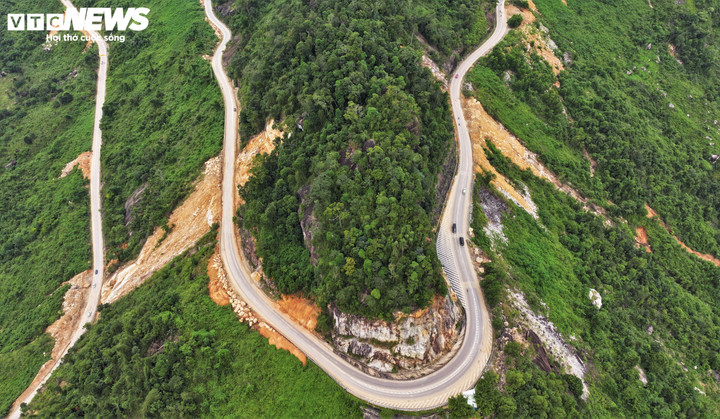 Trước tình hình thiệt hại nặng nề đối với kết cấu hạ tầng giao thông, tỉnh Khánh Hòa đã quyết định công bố tình huống khẩn cấp về thiên tai nhằm tập trung nguồn lực khắc phục hư hỏng, sớm khôi phục việc đi lại an toàn cho người dân và phương tiện.