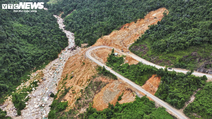 Tháng 11 vừa qua, tại chính tuyến đèo này, một vụ sạt lở lớn đã xảy ra sau nhiều ngày mưa liên tục, khiến đất đá đổ ập xuống mặt đường, vùi lấp người và phương tiện đang lưu thông. Vụ việc làm 6 người thiệt mạng.Theo thống kê sau bão lũ, đèo Khánh Lê có tổng cộng có 42 điểm sạt lở lớn với khối lượng đất đá khoảng 104.530 m³, trong đó có 19 điểm đất đá lấp kín hoàn toàn mặt đường khiến giao thông ách tắc.