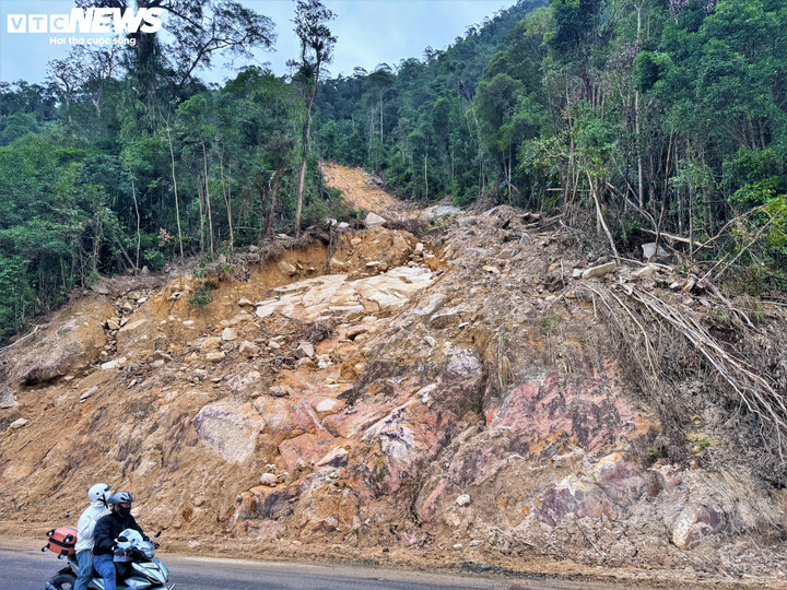 Theo ông Trần Xuân Tam, một tài xế xe tải chở rau từ Đà Lạt đi Nha Trang, di chuyển qua cung đèo Khánh Lê hằng ngày chia sẻ, chạy tuyến đường này hơn 10 năm, nhưng chưa bao giờ thấy đèo Khánh Lê 'nát' như năm nay.